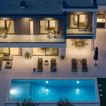 New Adventure With 3 En-suite Bedrooms, A Media Room, Private Pool, 7km From Omis Vila Gata