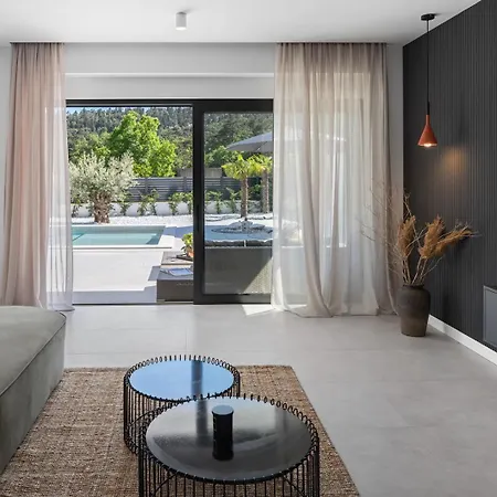 New Adventure With 3 En-suite Bedrooms, A Media Room, Private Pool, 7km From Omis Gata