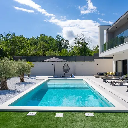 New Adventure With 3 En-suite Bedrooms, A Media Room, Private Pool, 7km From Omis Vila