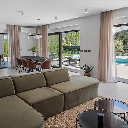 Vila New Adventure With 3 En-suite Bedrooms, A Media Room, Private Pool, 7km From Omis *