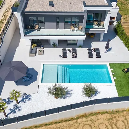 New Adventure With 3 En-suite Bedrooms, A Media Room, Private Pool, 7km From Omis *