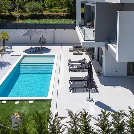 New Adventure With 3 En-suite Bedrooms, A Media Room, Private Pool, 7km From Omis Vila *