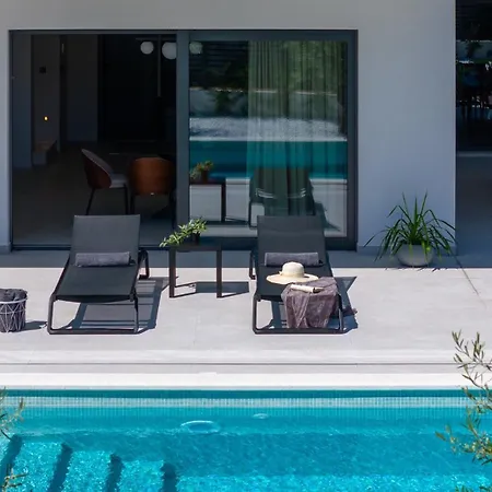 New Adventure With 3 En-suite Bedrooms, A Media Room, Private Pool, 7km From Omis *
