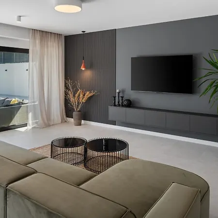 New Adventure With 3 En-suite Bedrooms, A Media Room, Private Pool, 7km From Omis Gata