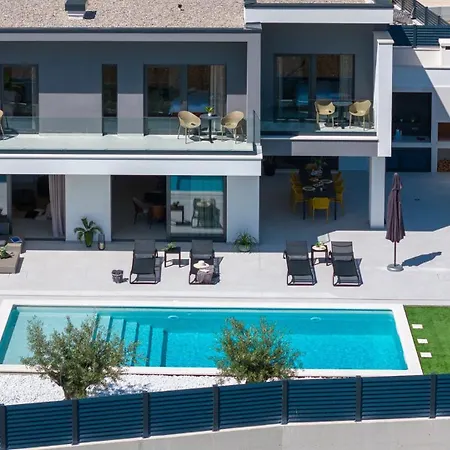 New Adventure With 3 En-suite Bedrooms, A Media Room, Private Pool, 7km From Omis Vila Gata