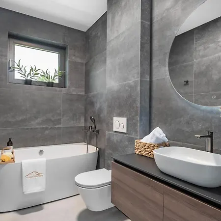 New Adventure With 3 En-suite Bedrooms, A Media Room, Private Pool, 7km From Omis *