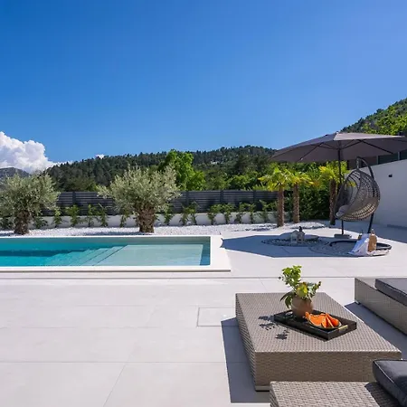 New Adventure With 3 En-suite Bedrooms, A Media Room, Private Pool, 7km From Omis Gata