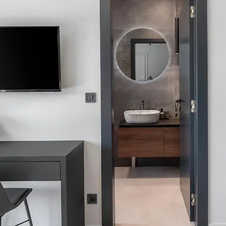 Adventure With 3 En-suite Bedrooms, A Media Room, Private Pool, 7km From Omis