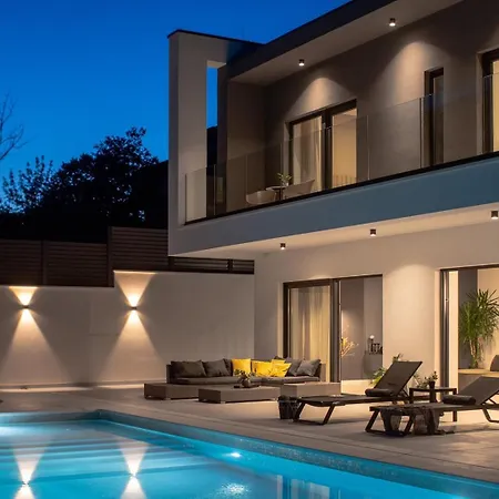 Adventure With 3 En-suite Bedrooms, A Media Room, Private Pool, 7km From Omis Villa *