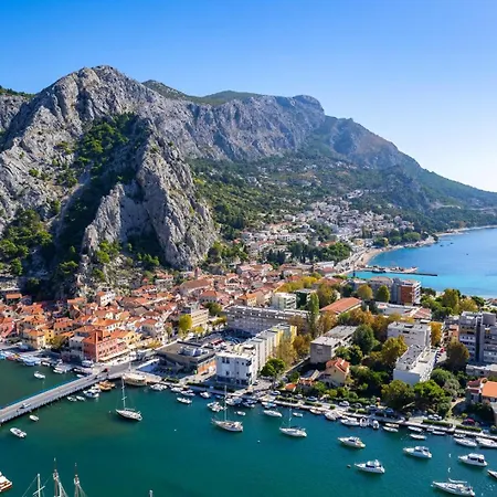 Adventure With 3 En-suite Bedrooms, A Media Room, Private Pool, 7km From Omis Villa Gata