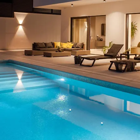 Villa Adventure With 3 En-suite Bedrooms, A Media Room, Private Pool, 7km From Omis Gata