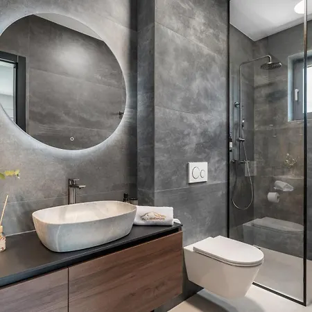 New Adventure With 3 En-suite Bedrooms, A Media Room, Private Pool, 7km From Omis Gata