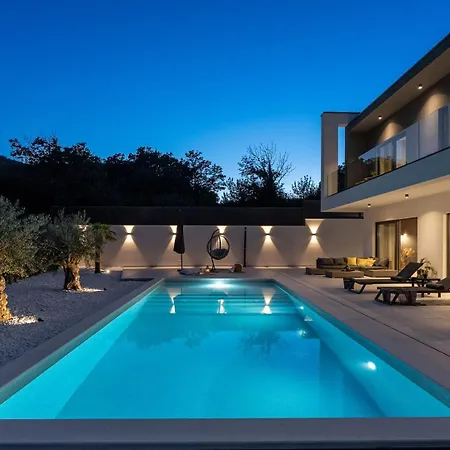 New Adventure With 3 En-suite Bedrooms, A Media Room, Private Pool, 7km From Omis