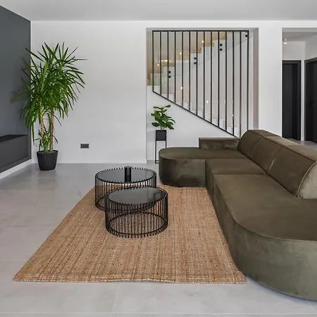 Adventure With 3 En-suite Bedrooms, A Media Room, Private Pool, 7km From Omis Gata