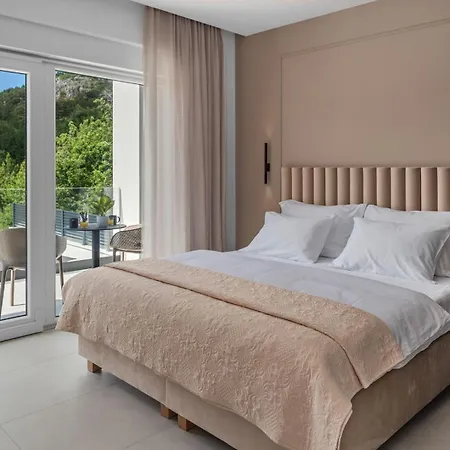 New Adventure With 3 En-suite Bedrooms, A Media Room, Private Pool, 7km From Omis Villa