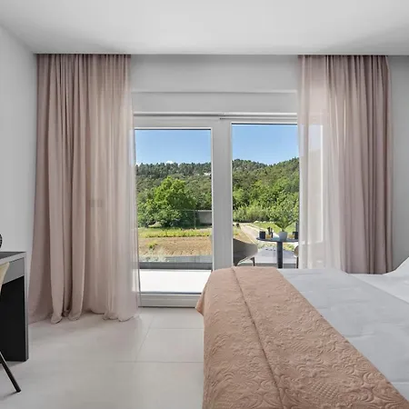 New Adventure With 3 En-suite Bedrooms, A Media Room, Private Pool, 7km From Omis Gata
