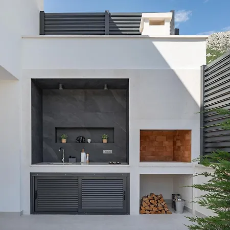 Adventure With 3 En-suite Bedrooms, A Media Room, Private Pool, 7km From Omis Villa *