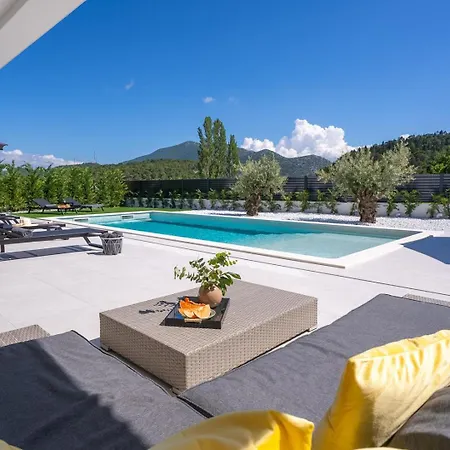 New Adventure With 3 En-suite Bedrooms, A Media Room, Private Pool, 7km From Omis Gata