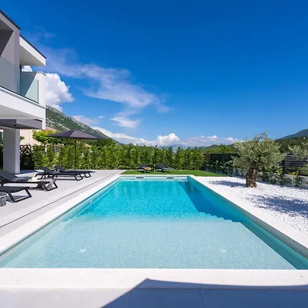 Villa New Adventure With 3 En-suite Bedrooms, A Media Room, Private Pool, 7km From Omis *