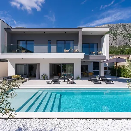 New Adventure With 3 En-suite Bedrooms, A Media Room, Private Pool, 7km From Omis Gata