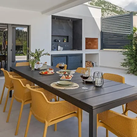 Adventure With 3 En-suite Bedrooms, A Media Room, Private Pool, 7km From Omis