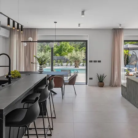 New Adventure With 3 En-suite Bedrooms, A Media Room, Private Pool, 7km From Omis Villa *