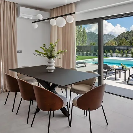 Adventure With 3 En-suite Bedrooms, A Media Room, Private Pool, 7km From Omis Gata