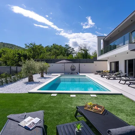 Villa New Adventure With 3 En-suite Bedrooms, A Media Room, Private Pool, 7km From Omis *