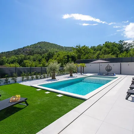 New Adventure With 3 En-suite Bedrooms, A Media Room, Private Pool, 7km From Omis *