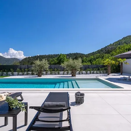New Adventure With 3 En-suite Bedrooms, A Media Room, Private Pool, 7km From Omis Villa