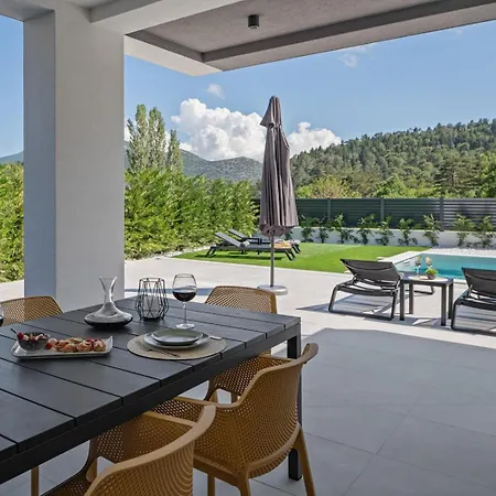 Villa Adventure With 3 En-suite Bedrooms, A Media Room, Private Pool, 7km From Omis Gata